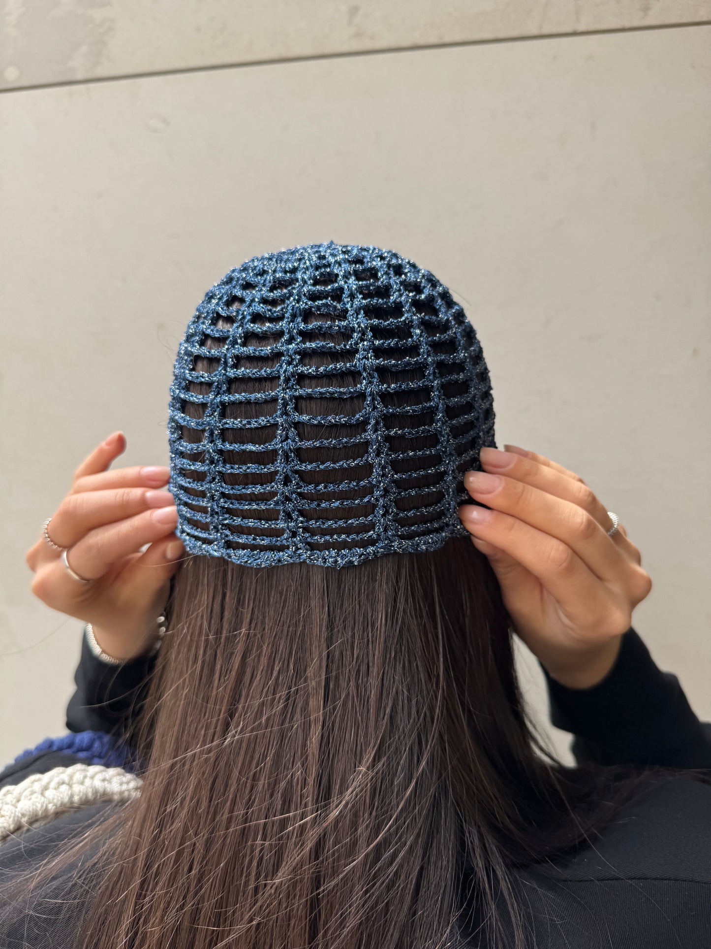 INDIGO – Căciulă croșetată bleumarin cu sclipici